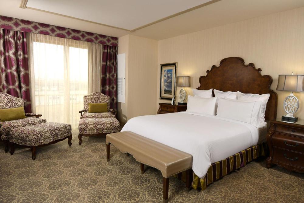 Standard King Room - Mobility Accessible interior